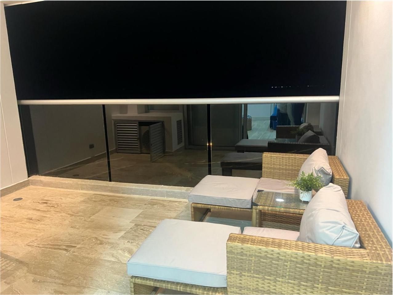 Vista al Mar, Playa y Piscina a 3 min Aeropuerto Apartamento